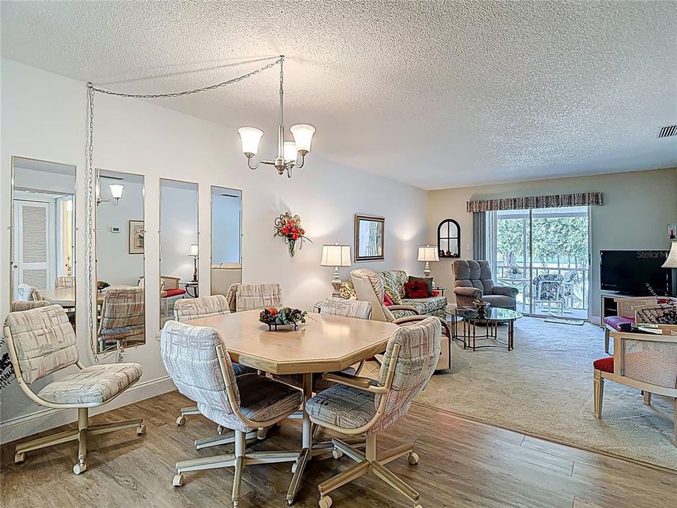 Под контрактом: $134,900 (2 спален, 2 ванн, 897 Квадратных фут)