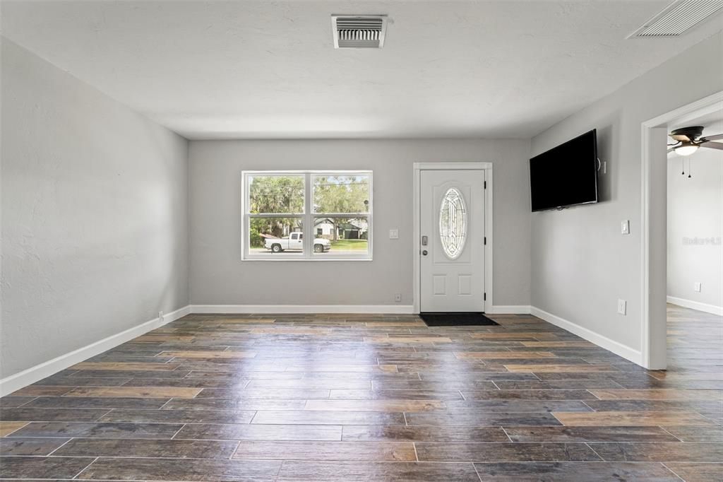 En Venta: $254,900 (4 camas, 2 baños, 1435 Pies cuadrados)