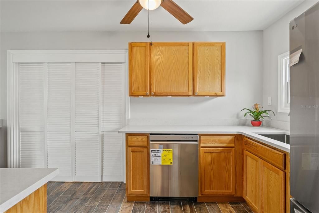 En Venta: $254,900 (4 camas, 2 baños, 1435 Pies cuadrados)