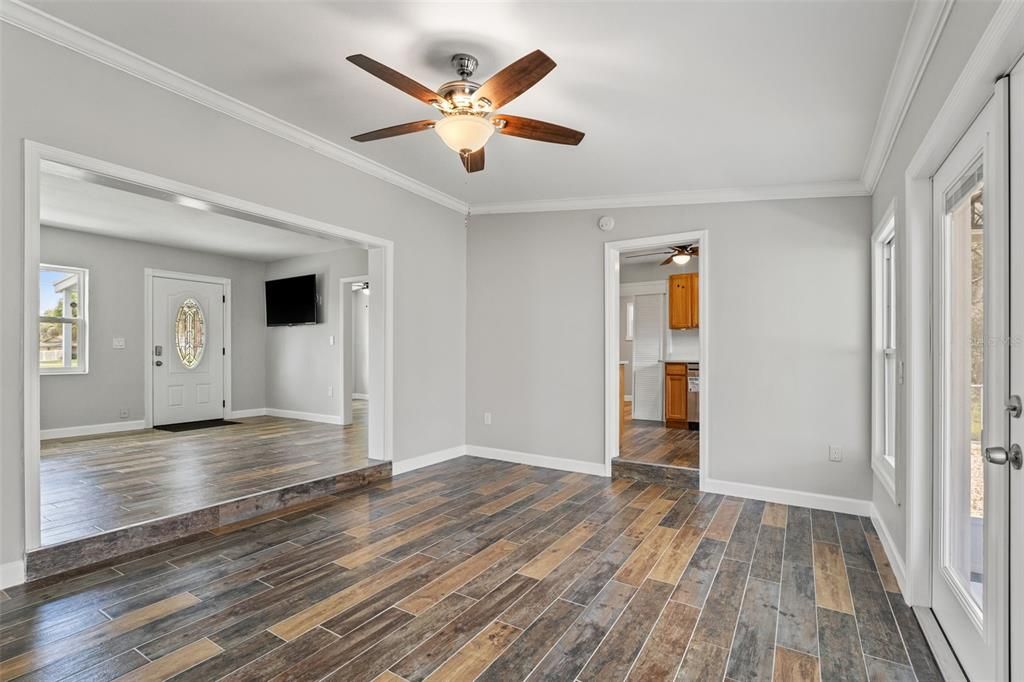 En Venta: $254,900 (4 camas, 2 baños, 1435 Pies cuadrados)