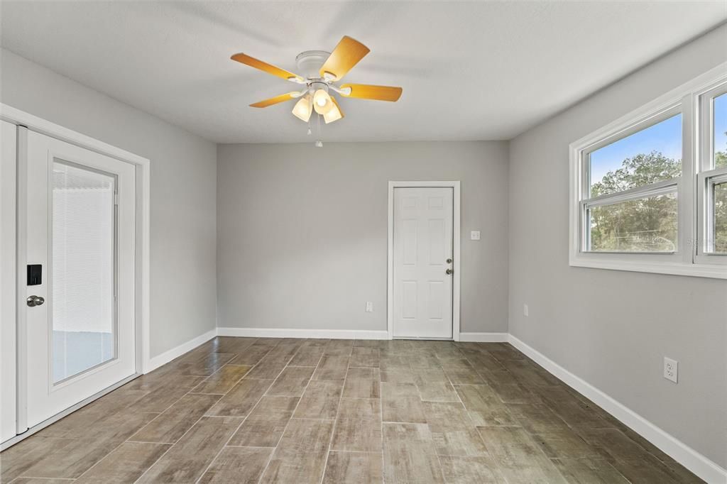 En Venta: $254,900 (4 camas, 2 baños, 1435 Pies cuadrados)