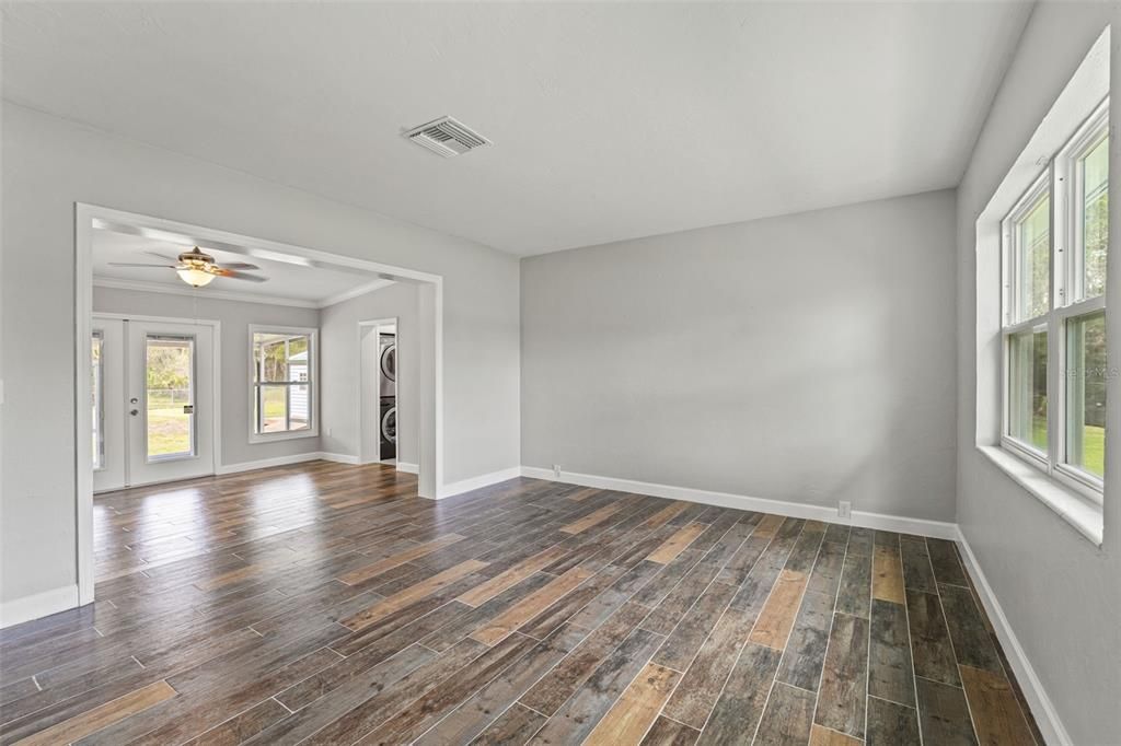 En Venta: $254,900 (4 camas, 2 baños, 1435 Pies cuadrados)