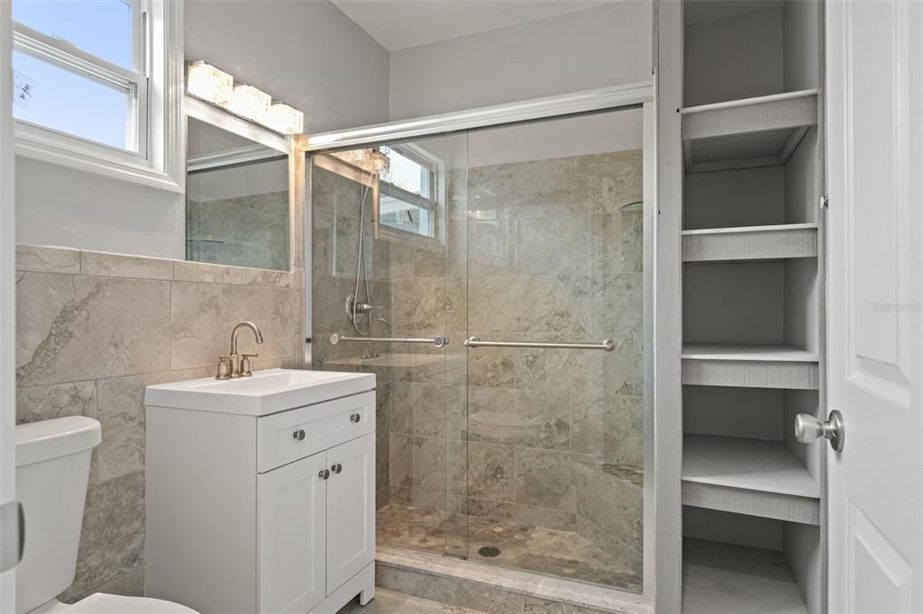 En Venta: $254,900 (4 camas, 2 baños, 1435 Pies cuadrados)