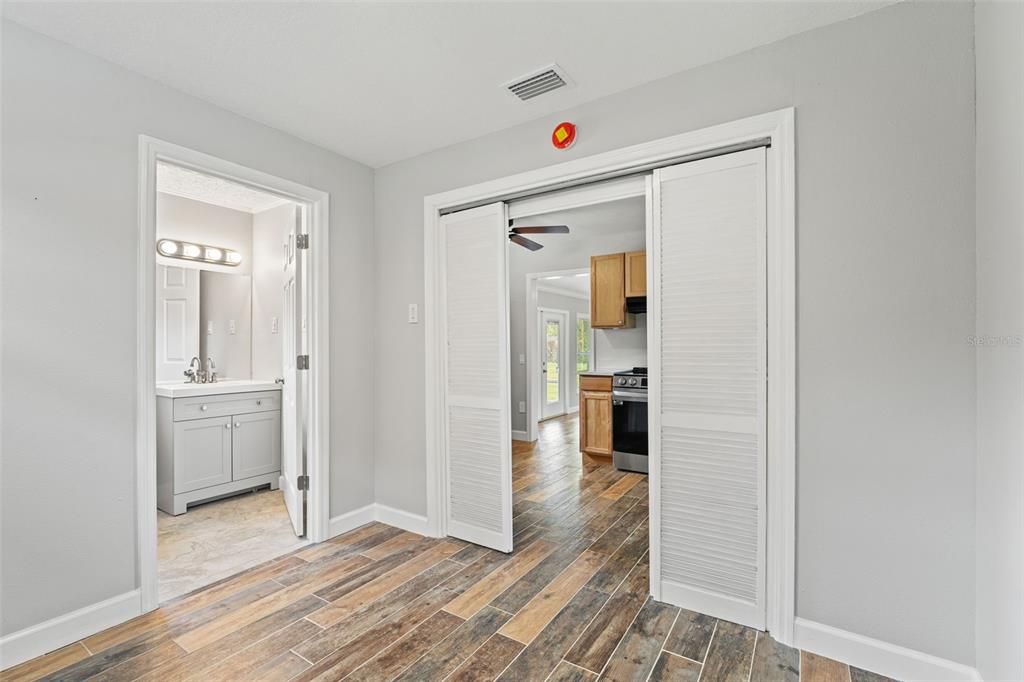 En Venta: $254,900 (4 camas, 2 baños, 1435 Pies cuadrados)