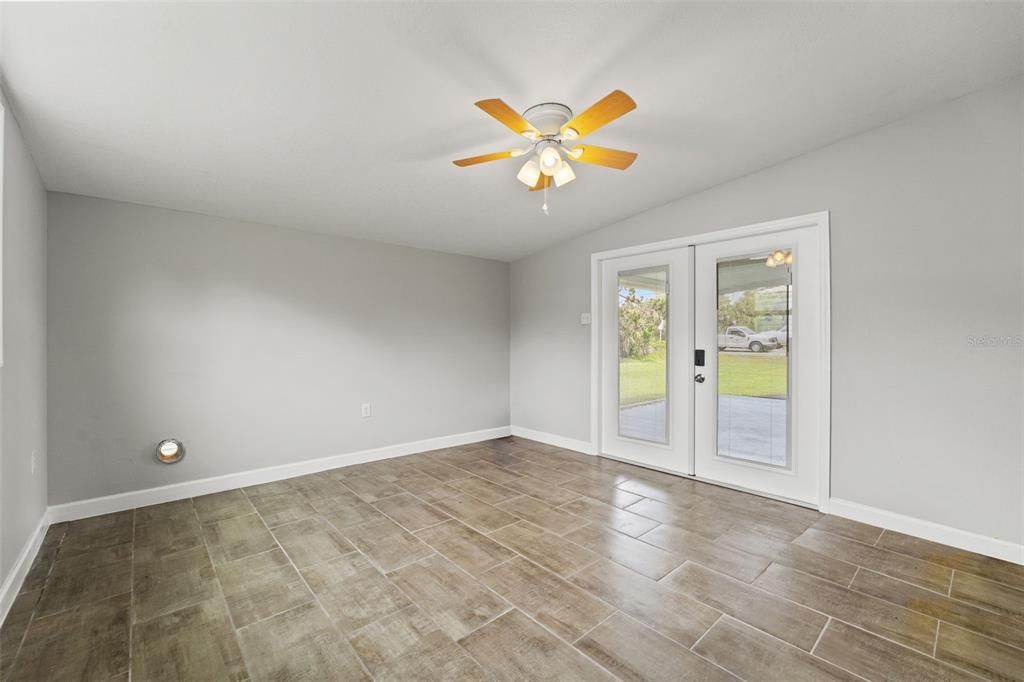 En Venta: $254,900 (4 camas, 2 baños, 1435 Pies cuadrados)