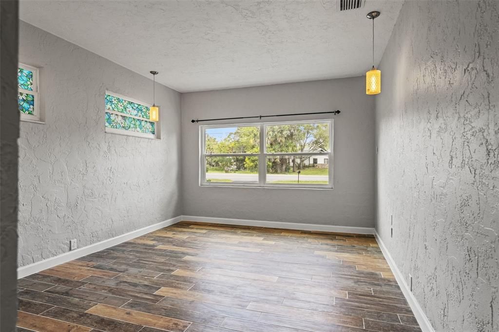 En Venta: $254,900 (4 camas, 2 baños, 1435 Pies cuadrados)