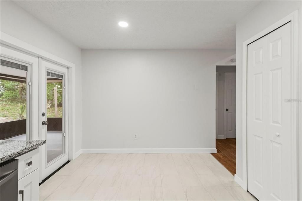 Под контрактом: $1,800 (3 спален, 2 ванн, 1138 Квадратных фут)