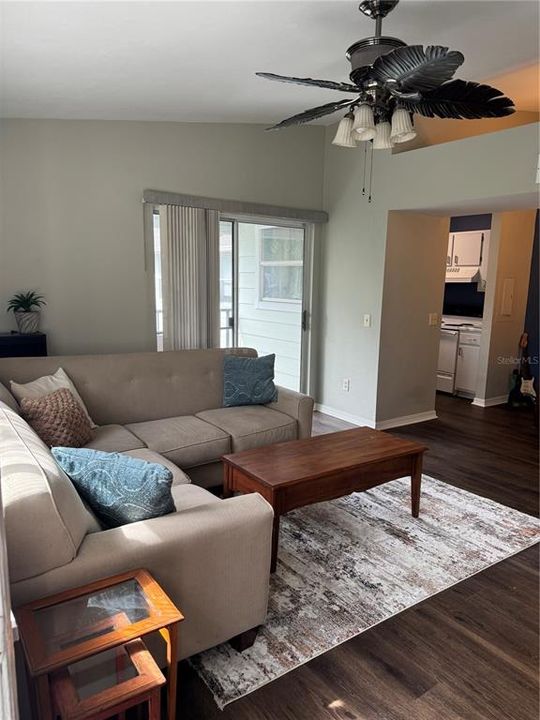 For Sale: $124,500 (1 beds, 1 baths, 635 Square Feet)