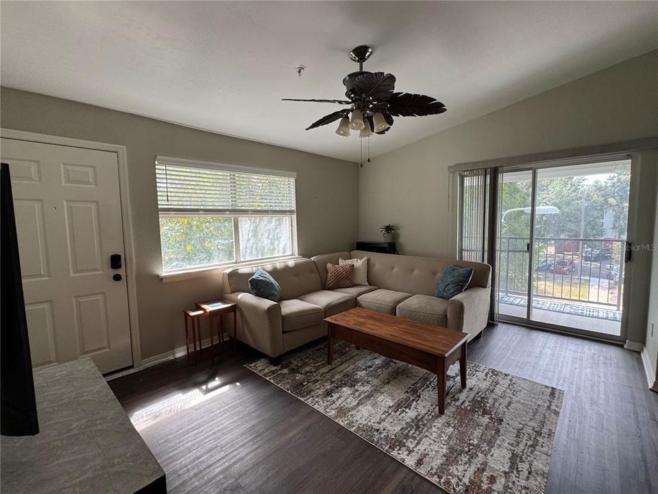 For Sale: $124,500 (1 beds, 1 baths, 635 Square Feet)