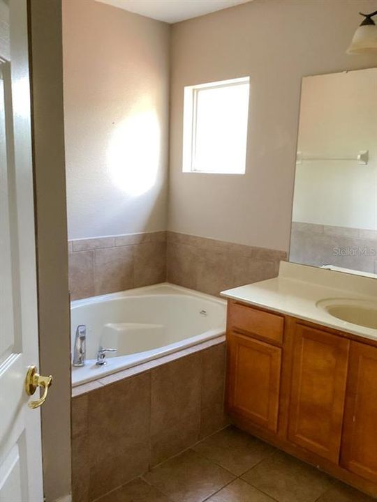 Activo con contrato: $474,900 (5 camas, 5 baños, 3505 Pies cuadrados)