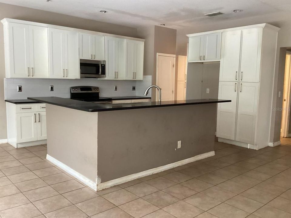 Activo con contrato: $474,900 (5 camas, 5 baños, 3505 Pies cuadrados)