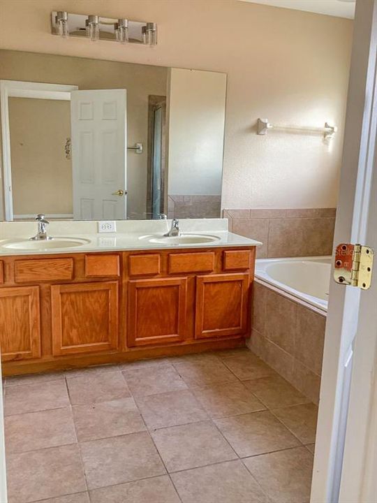 Activo con contrato: $474,900 (5 camas, 5 baños, 3505 Pies cuadrados)