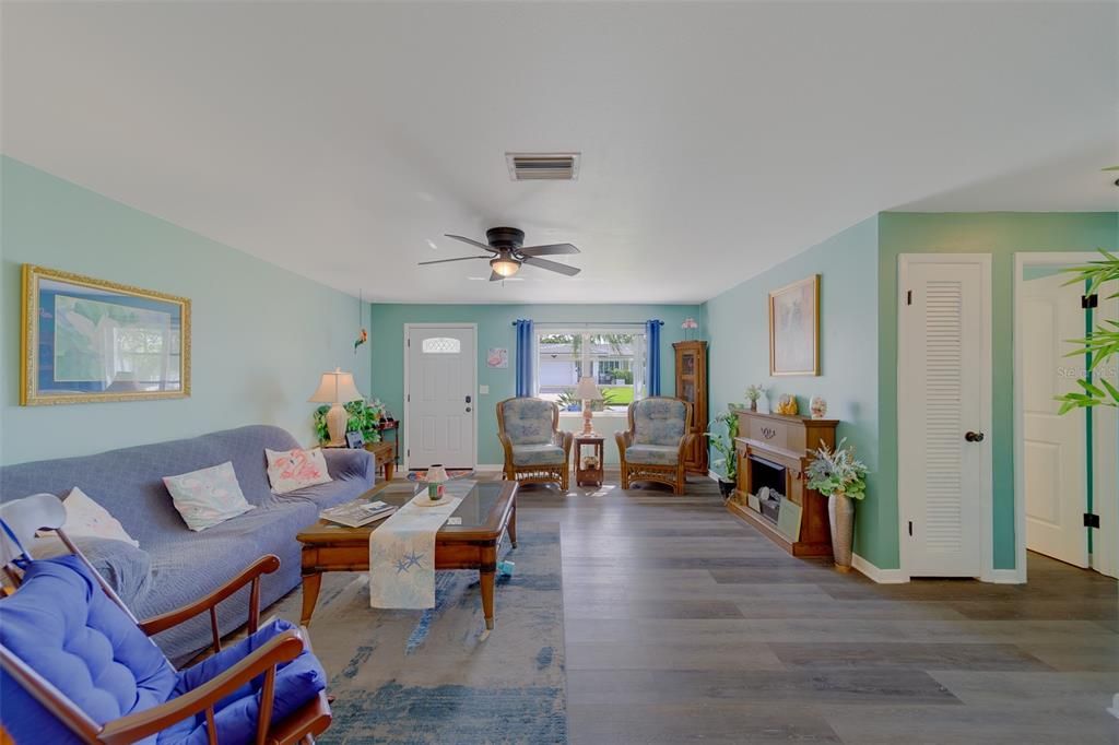 В аренду: $4,500 (2 спален, 2 ванн, 1402 Квадратных фут)