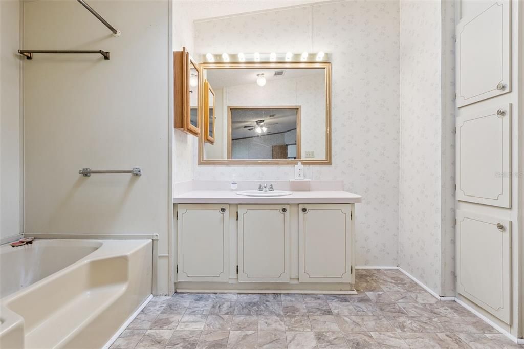 待售: $215,000 (3 贝兹, 2 浴室, 1620 平方英尺)