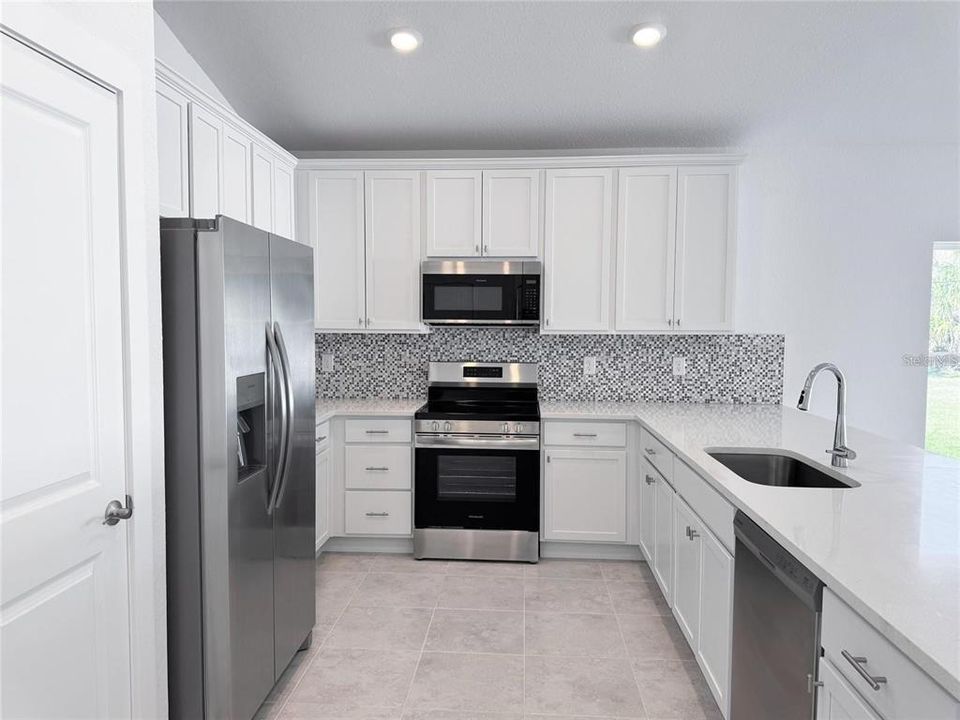 На продажу: $299,000 (4 спален, 2 ванн, 1691 Квадратных фут)