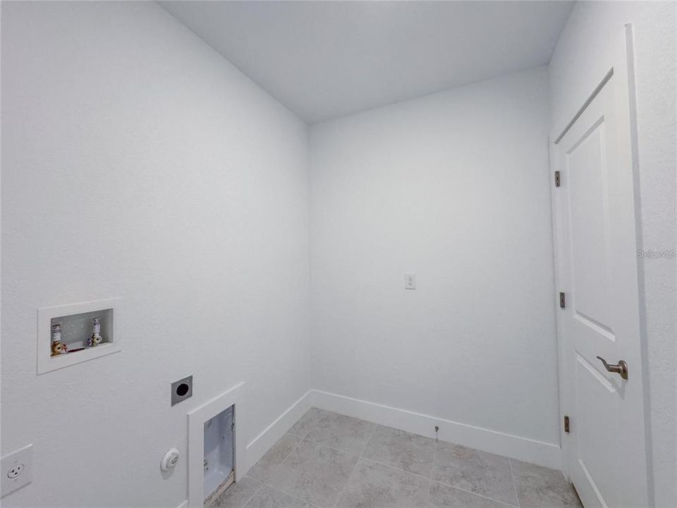 На продажу: $299,000 (4 спален, 2 ванн, 1691 Квадратных фут)