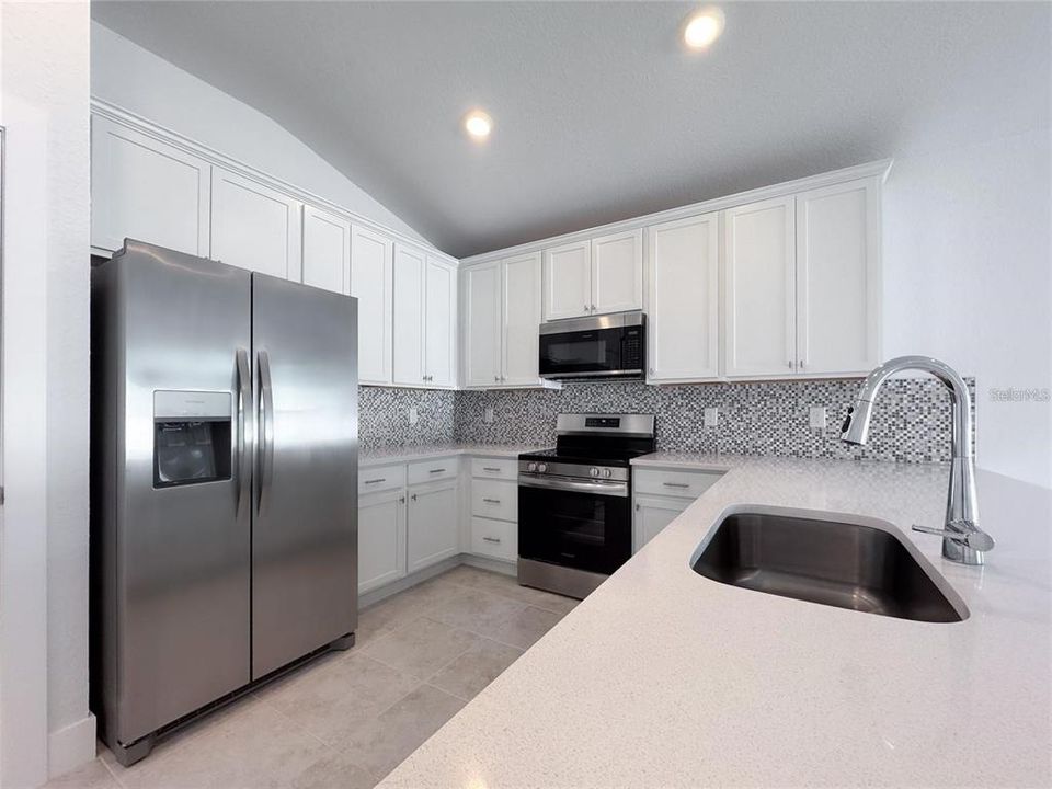 На продажу: $299,000 (4 спален, 2 ванн, 1691 Квадратных фут)