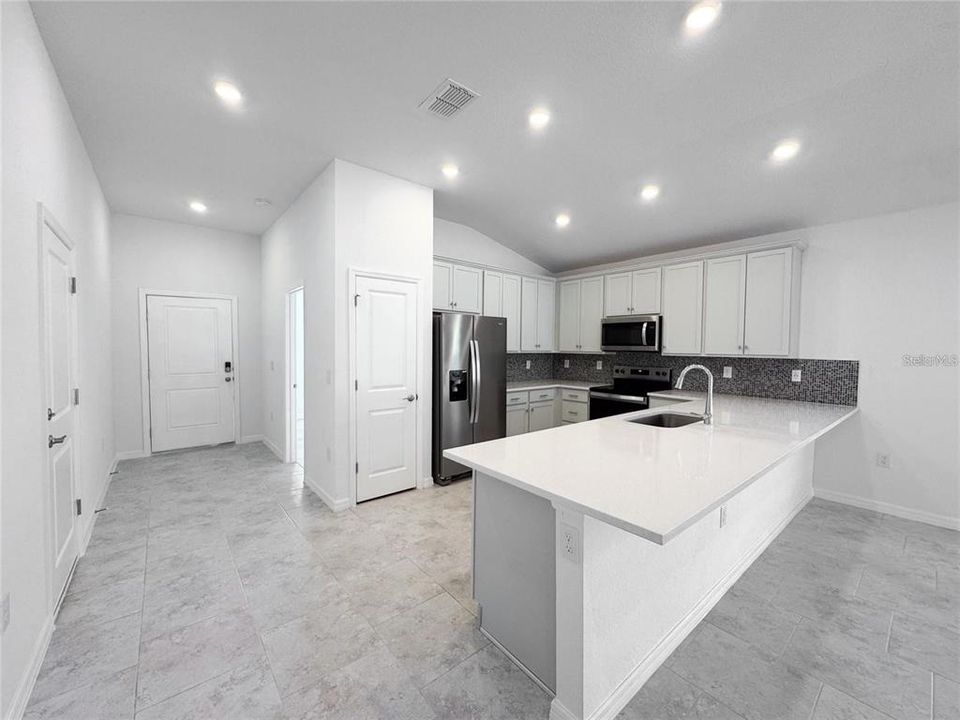 На продажу: $299,000 (4 спален, 2 ванн, 1691 Квадратных фут)