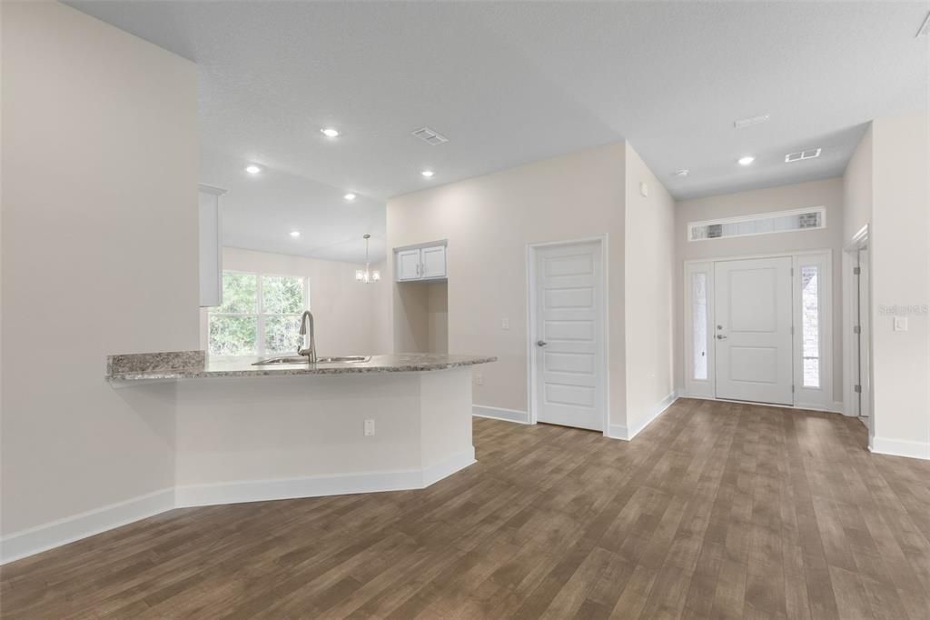 合同活跃: $351,200 (4 贝兹, 2 浴室, 1820 平方英尺)