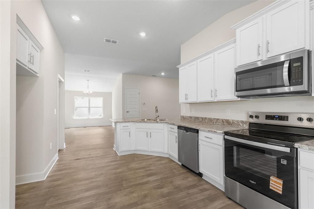 合同活跃: $351,200 (4 贝兹, 2 浴室, 1820 平方英尺)