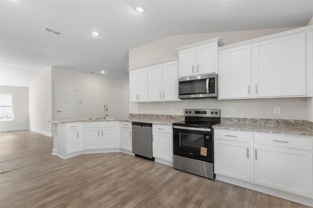 合同活跃: $351,200 (4 贝兹, 2 浴室, 1820 平方英尺)