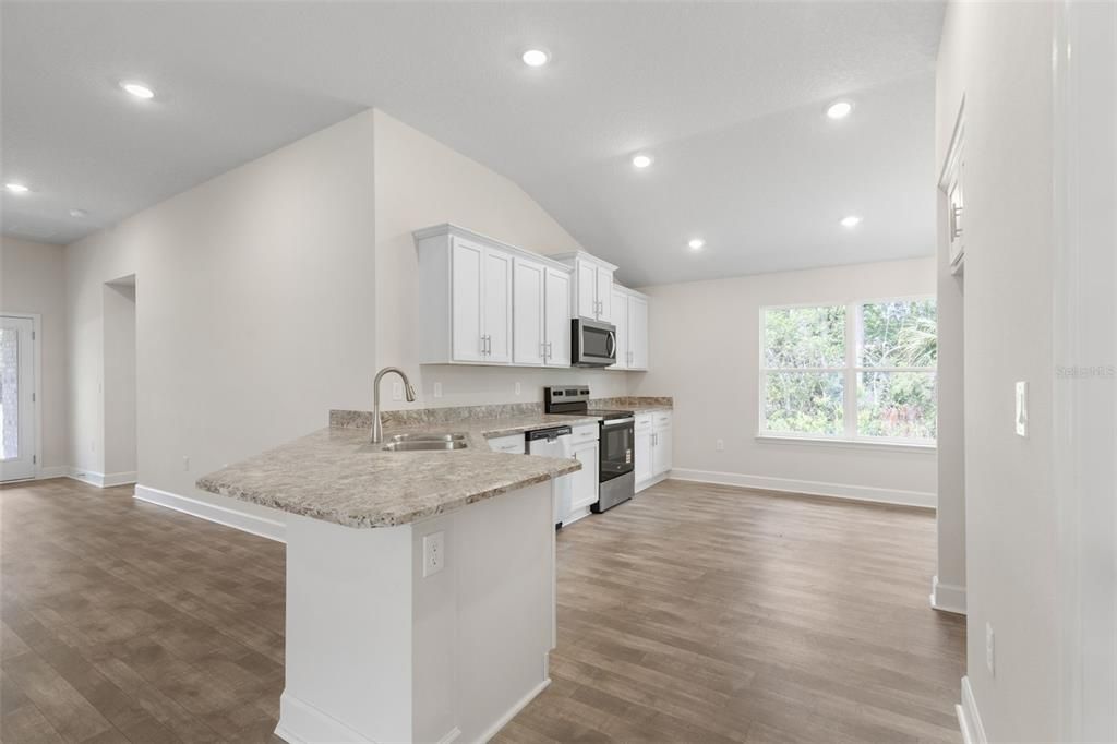 合同活跃: $351,200 (4 贝兹, 2 浴室, 1820 平方英尺)