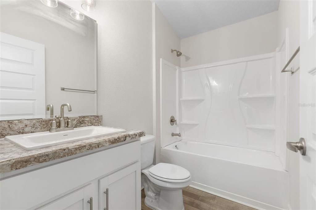 合同活跃: $351,200 (4 贝兹, 2 浴室, 1820 平方英尺)