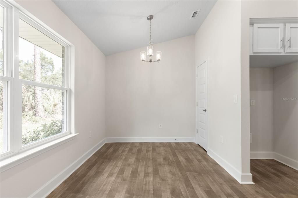 合同活跃: $351,200 (4 贝兹, 2 浴室, 1820 平方英尺)