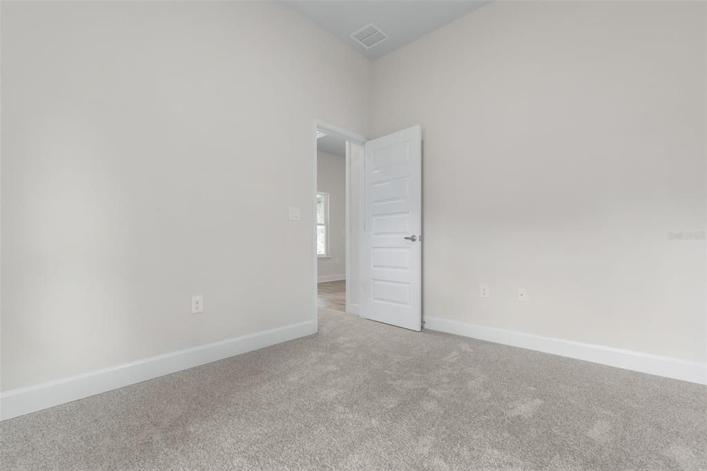 合同活跃: $351,200 (4 贝兹, 2 浴室, 1820 平方英尺)