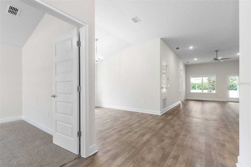 合同活跃: $351,200 (4 贝兹, 2 浴室, 1820 平方英尺)