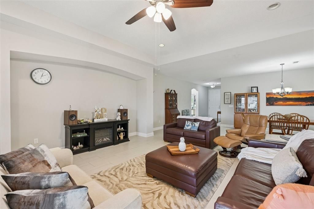 Activo con contrato: $520,000 (4 camas, 3 baños, 2497 Pies cuadrados)