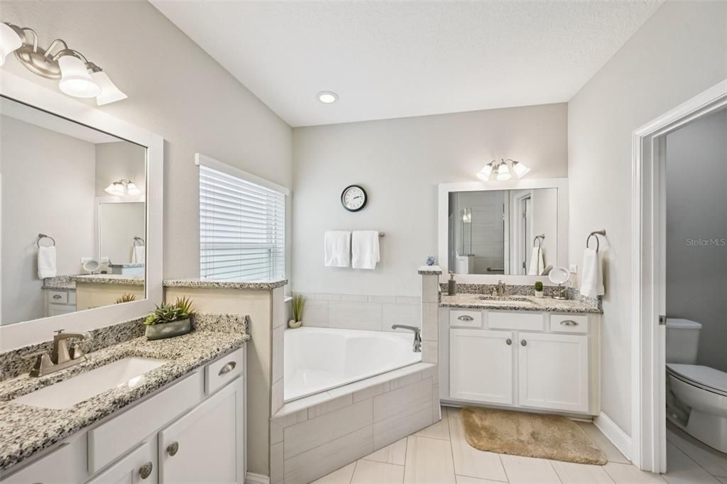 Activo con contrato: $520,000 (4 camas, 3 baños, 2497 Pies cuadrados)