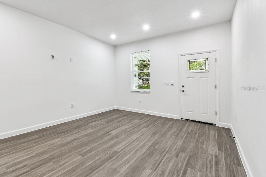 Activo con contrato: $385,000 (3 camas, 2 baños, 1200 Pies cuadrados)