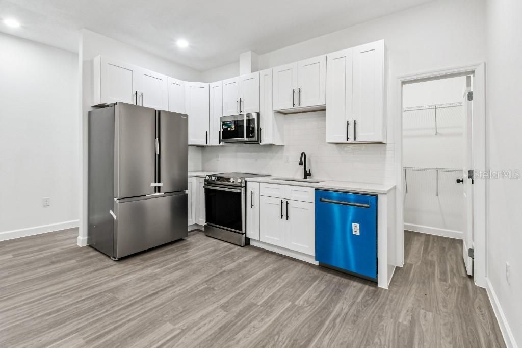 Activo con contrato: $385,000 (3 camas, 2 baños, 1200 Pies cuadrados)