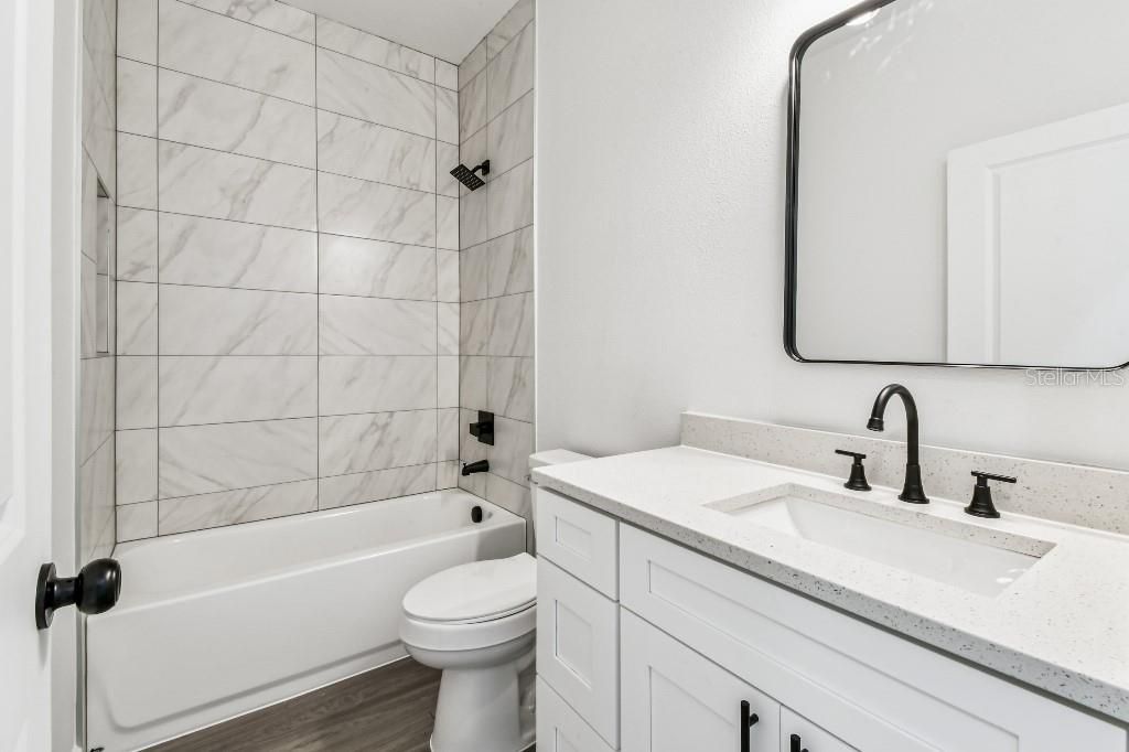 Activo con contrato: $385,000 (3 camas, 2 baños, 1200 Pies cuadrados)