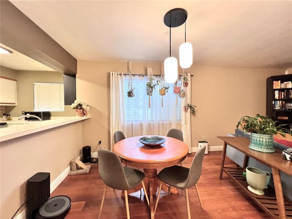 На продажу: $249,900 (2 спален, 2 ванн, 1069 Квадратных фут)