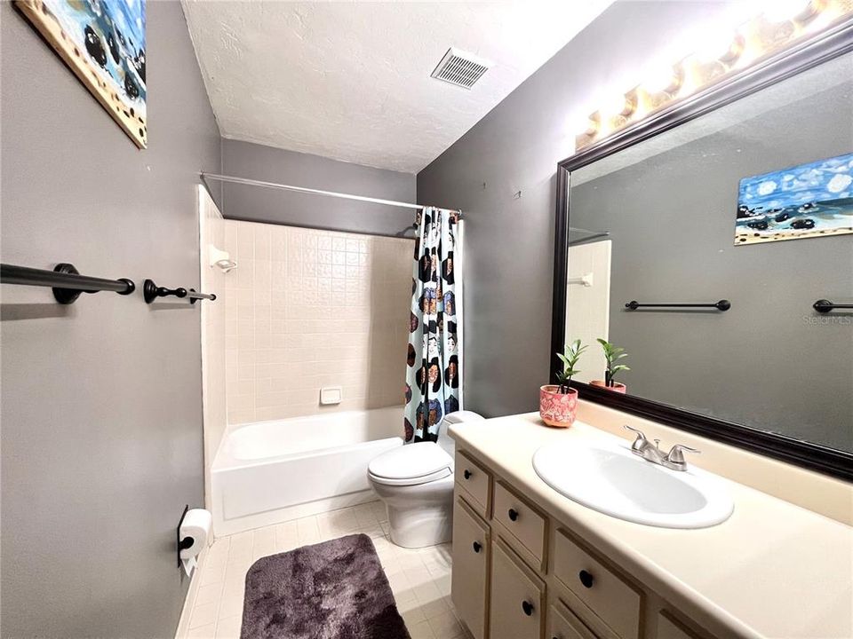 На продажу: $249,900 (2 спален, 2 ванн, 1069 Квадратных фут)