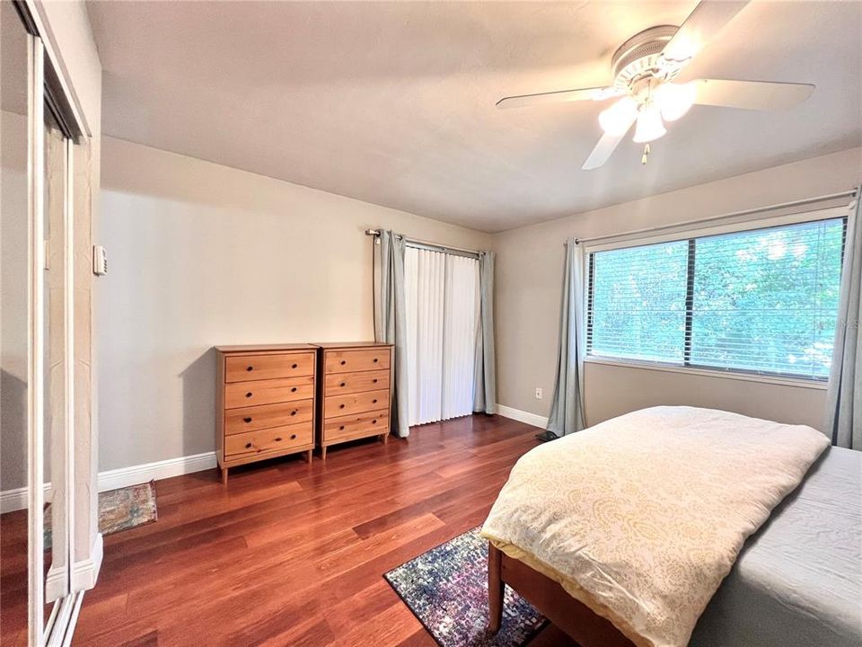 На продажу: $249,900 (2 спален, 2 ванн, 1069 Квадратных фут)