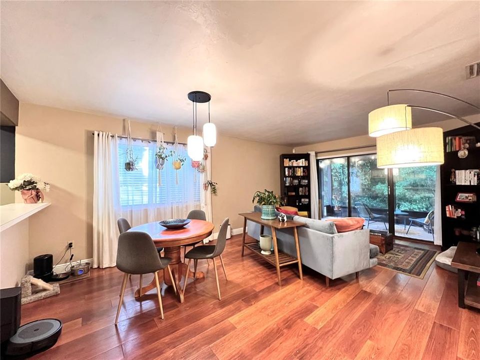 На продажу: $249,900 (2 спален, 2 ванн, 1069 Квадратных фут)