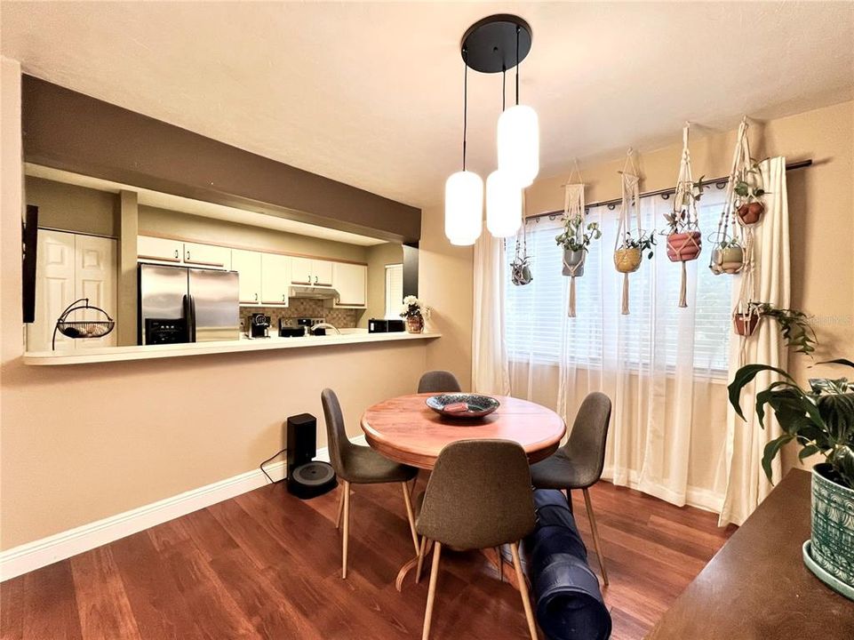 На продажу: $249,900 (2 спален, 2 ванн, 1069 Квадратных фут)