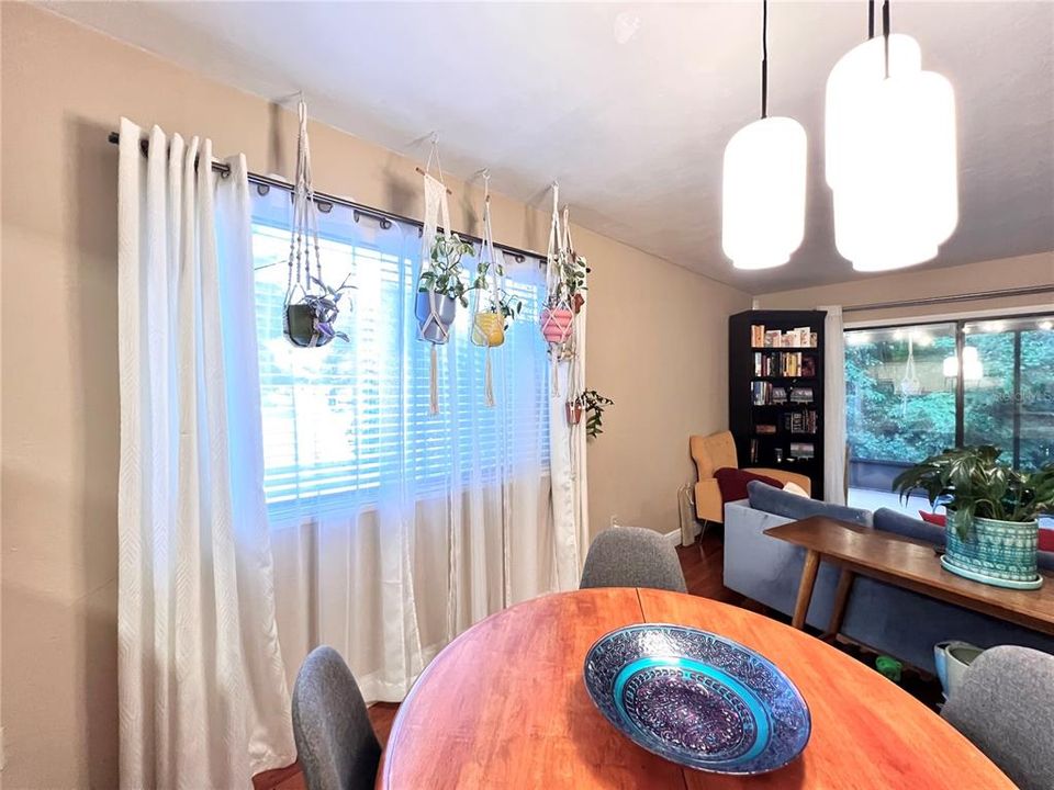 На продажу: $249,900 (2 спален, 2 ванн, 1069 Квадратных фут)