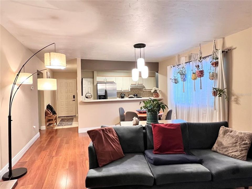 На продажу: $249,900 (2 спален, 2 ванн, 1069 Квадратных фут)