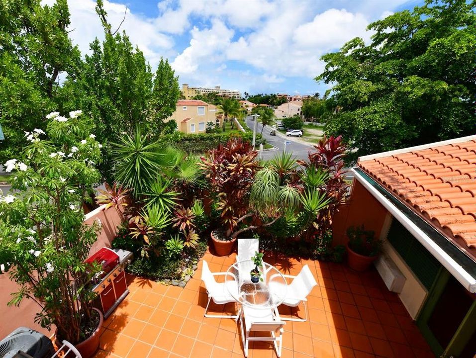 For Sale: $435,000 (3 beds, 3 baths, 1995 Square Feet)