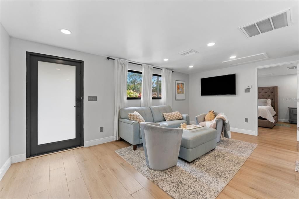 待售: $385,000 (2 贝兹, 2 浴室, 954 平方英尺)