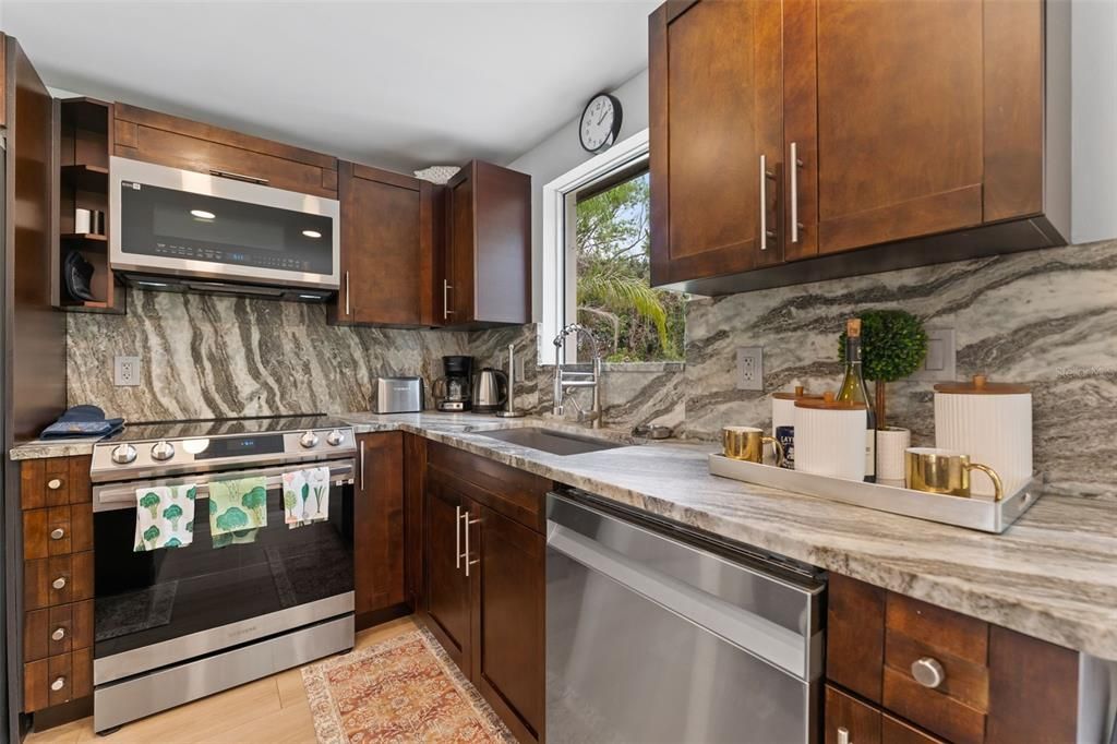 待售: $385,000 (2 贝兹, 2 浴室, 954 平方英尺)