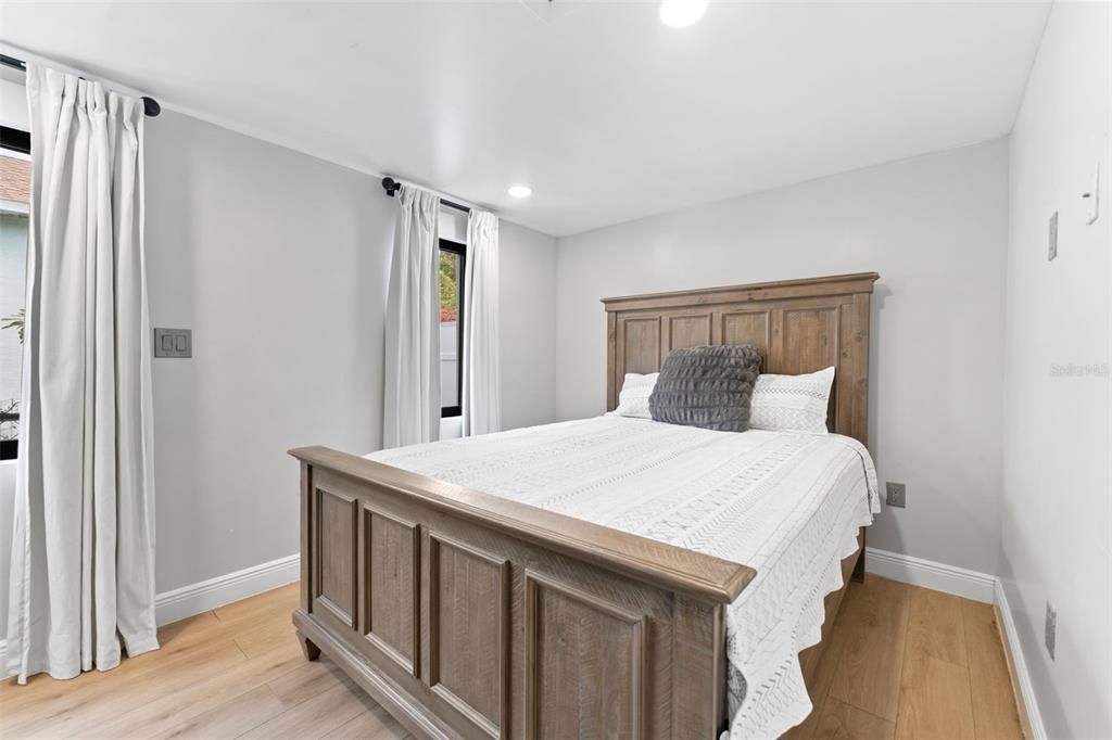 待售: $385,000 (2 贝兹, 2 浴室, 954 平方英尺)