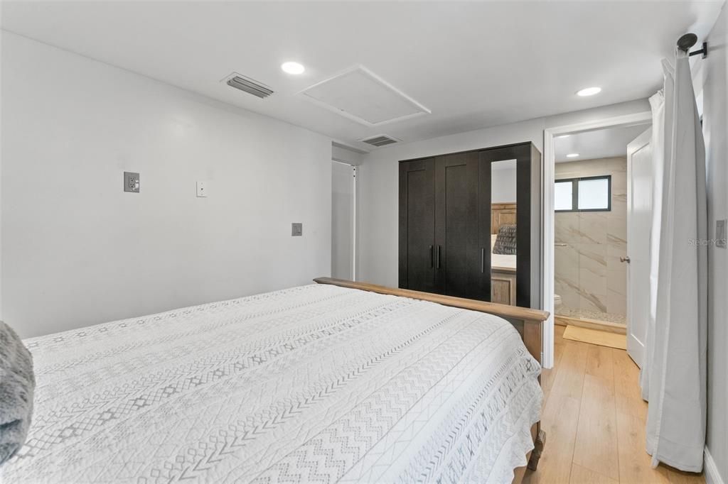 待售: $385,000 (2 贝兹, 2 浴室, 954 平方英尺)