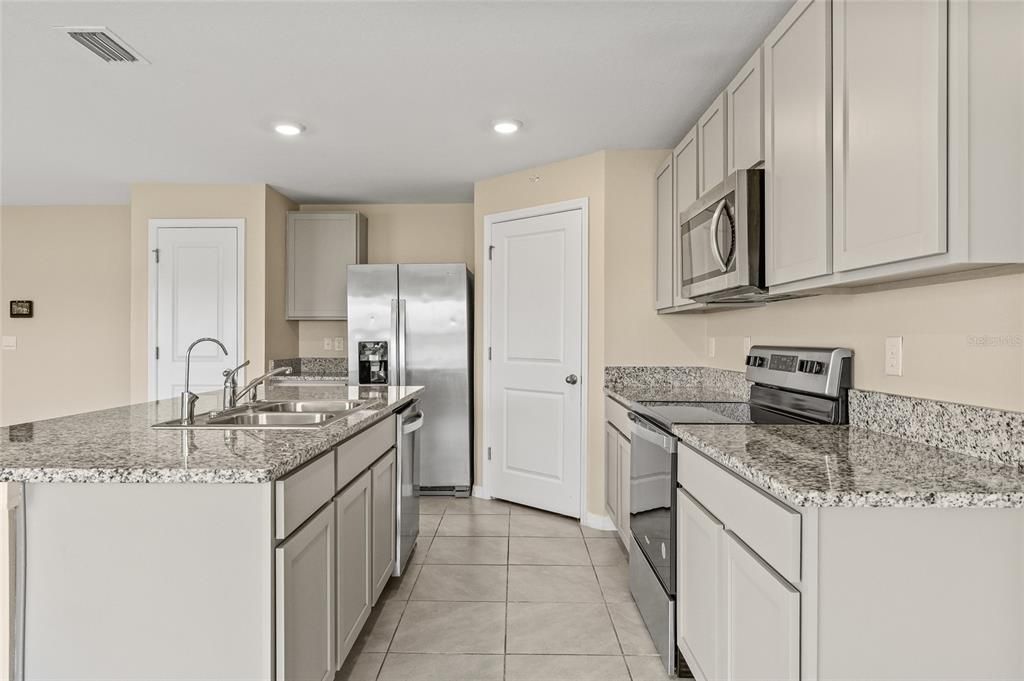 For Rent: $2,450 (3 beds, 2 baths, 2043 Square Feet)