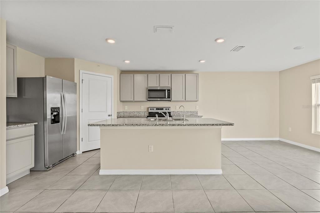 For Rent: $2,450 (3 beds, 2 baths, 2043 Square Feet)