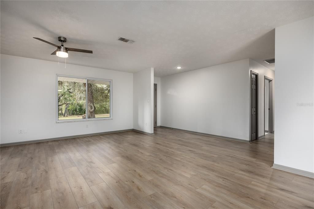 For Sale: $419,900 (3 beds, 3 baths, 1924 Square Feet)